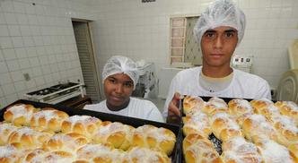 Alunos de projeto de inclus�o social em Nova Contagem mostram as formas com os p�es que est�o transformando a vida e o futuro deles(foto: Beto Novaes/EM DA Press)