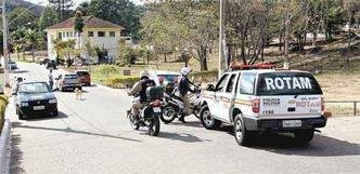Militares atendem ocorr�ncia no c�mpus da Universidade Federal de Vi�osa, na Zona da Mata. Presen�a policiai ser� cada vez mais frequente para preven��o e combate a crimes(foto: ED�SIO FERREIRA/EM/D.A PRESS - 24/8/2012)