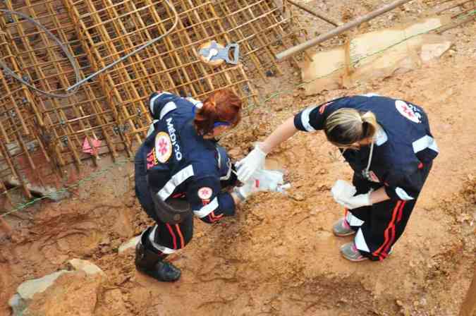 Bombeiros resgatam duas vtimas que foram soterradas durante construo de prdio na Rua Palmira, Bairro Serra, Regio Centro-Sul de Belo HorizonteGladyston Rodrigues/EM/D.A.Press