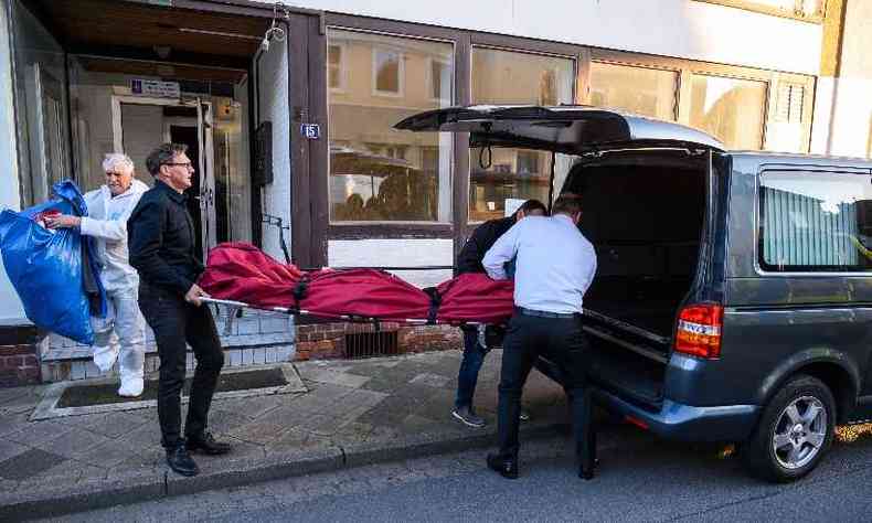 Corpo  retirado de casa em Wittingen, no norte do pas, onde foram encontrados trs das cinco vtimas(foto: Christophe Gateau / dpa / AFP)