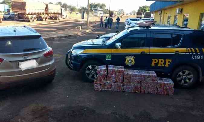 Droga foi localizada durante ronda ostensiva de policiais em posto de combustvel(foto: PRF/Divulgao)