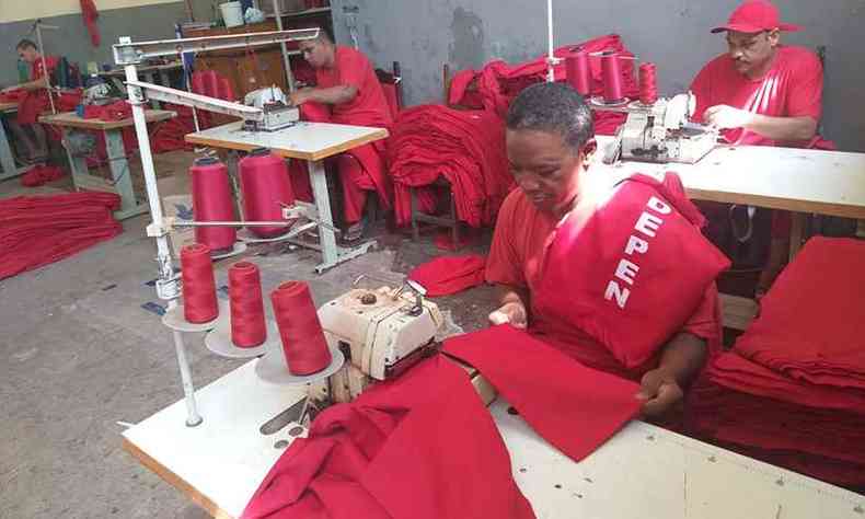 Na oficina de costura da penitenciria, os presos fabricam uniformes usados por eles no sistema prisional(foto: Divulgao/Sejusp/MG)