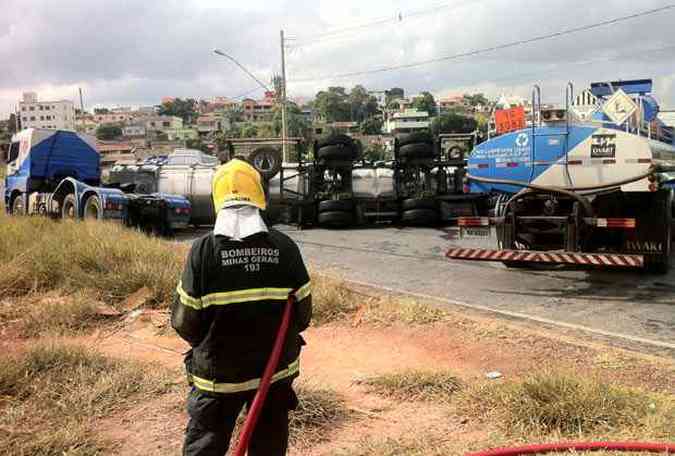 Mais de 40 mil litros de leo lubrificante eram transportados pelo caminho(foto: Edsio Ferreira/EM/D.A.Press)