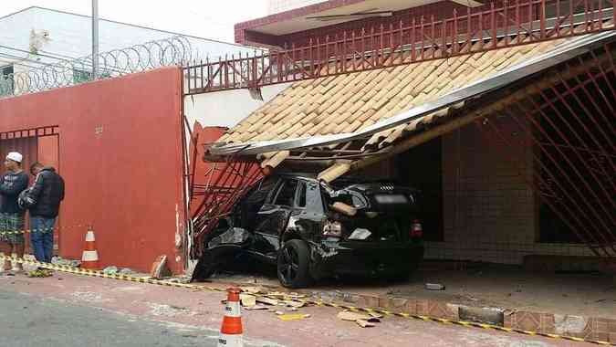 Acidente aconteceu na Rua Joo Carlos. Parte do telhado desabou e o motorista foi hospitalizadoPaulo Filgueiras/EM/DA Press