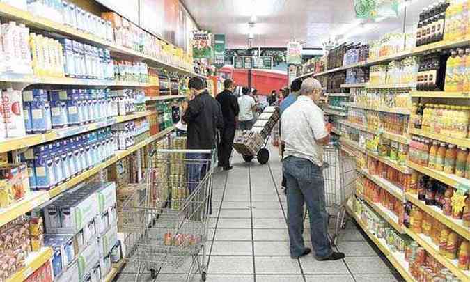 Todos os consumidores, independentemente da faixa de renda, sofrem com a mesma tributao dos produtos quando fazem compras em supermercados (foto: ngelo Pettinati/ESP. EM/D.A Press )