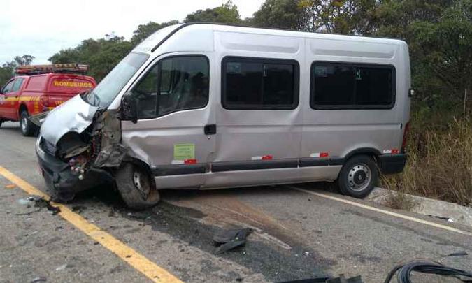 Van transportava passageiros que saíram de festa(foto: Corpo de Bombeiros/Divulgação) Van transportava passageiros que saíram de festa(foto: Corpo de Bombeiros/Divulgação)