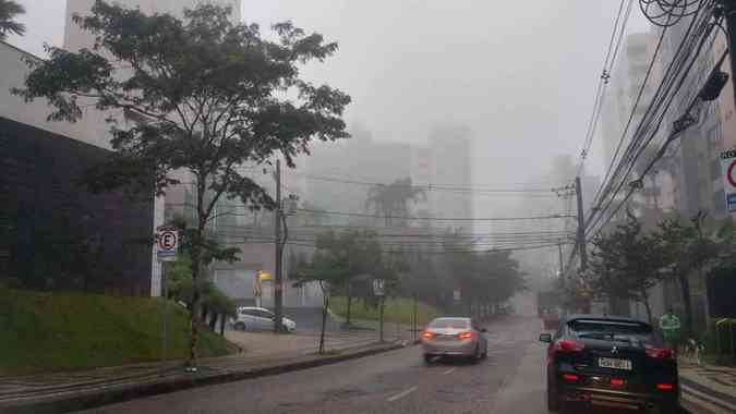 Neblina, no incio da manh, no Bairro Belvedere e na BR-356, na Regio Centro-Sul de Belo Horizonte Benny Cohen/ EM D.A Press 