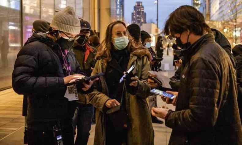 Opas ressalta necessidade de vacinao junto a medidas de proteo individual, como uso de mscaras(foto: Angela Weiss/AFP)