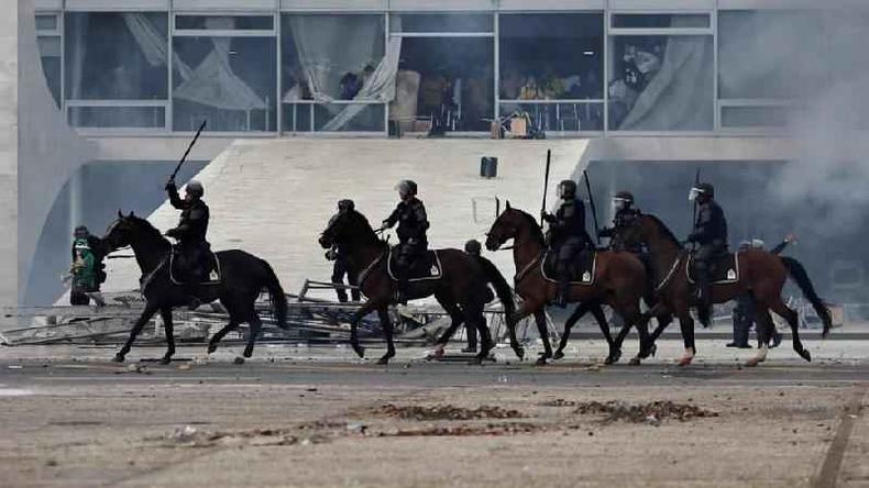 (foto: Reuters) Policiais no Planalto