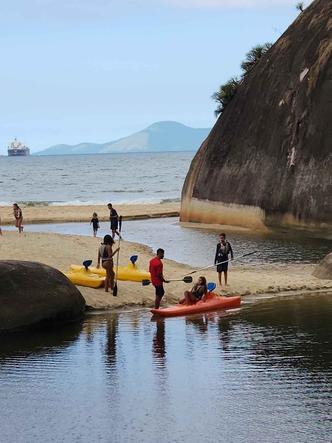 Monitores preparados acompanham os hóspedes no passeio caiaque na laguna de águas tranquilas do resort(foto: Ellen Cristie/EM) caiaque