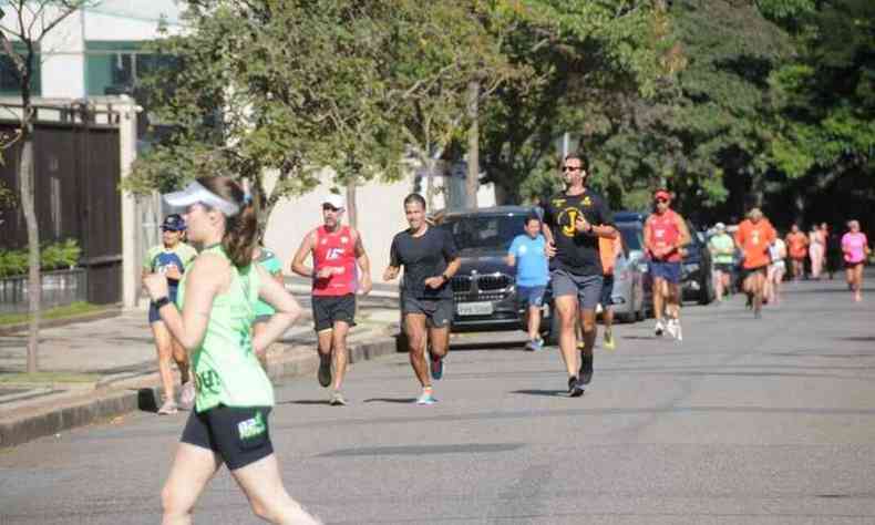(foto: Belvedere ficou cheio de atletas de rua, muitos sem mscara)