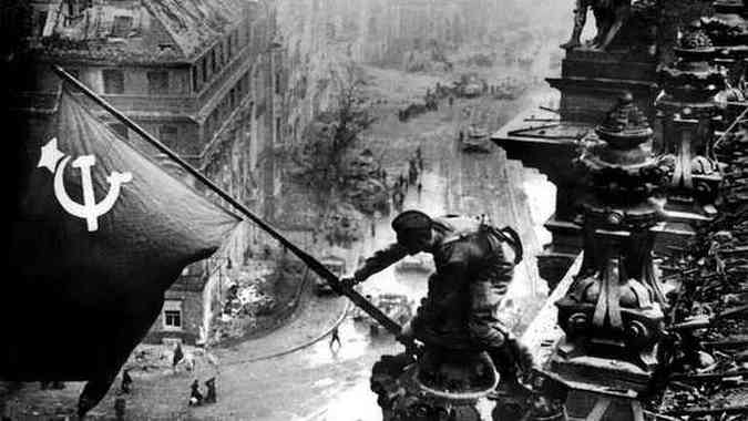 Soldado sovitico hasteia a bandeira da Unio Sovitica no Reichstag em Berlim, anunciando o fim da guerra no front europeu em 1945.