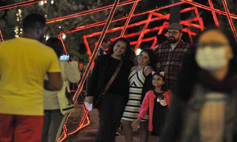 Família visita iluminação de Natal da Praça da Liberdade