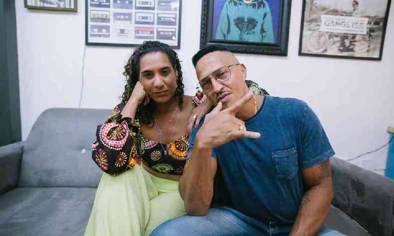 Anielle Franco sentada em um sof ao lado de Mano Brown 