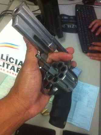 Revolver calibre 38 foi apreendido com munio(foto: PMMG/Divulgao)