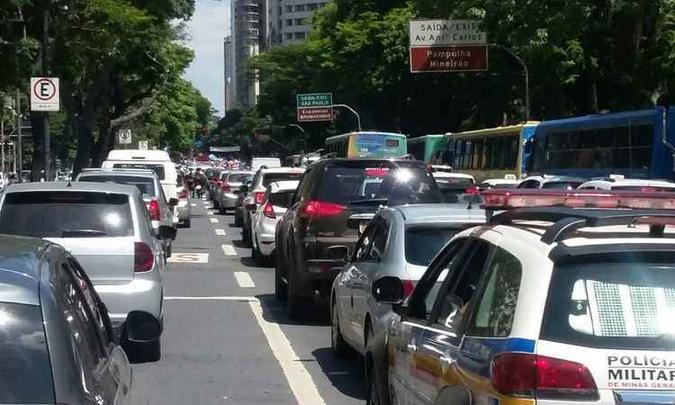 Longa fila de veículos se formou nos dois sentidos da Avenida Afonso Pena, devido ao fechamento da Praça Sete (foto: Jair Amaral: EM/ D.A Press ) Longa fila de veículos se formou nos dois sentidos da Avenida Afonso Pena, devido ao fechamento da Praça Sete (foto: Jair Amaral: EM/ D.A Press )