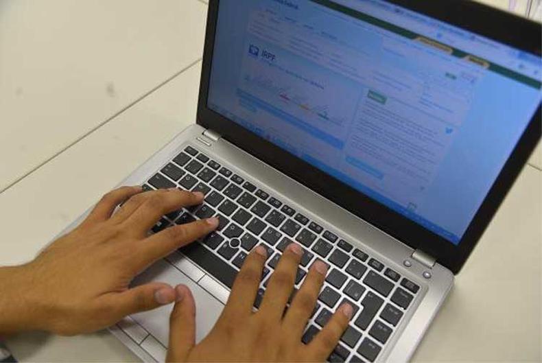 Para saber se teve a declarao liberada, o contribuinte dever acessar a pgina da Receita na internet ou ligar para o Receitafone (146)(foto: Marcello Casal Jr./Agncia Brasil)