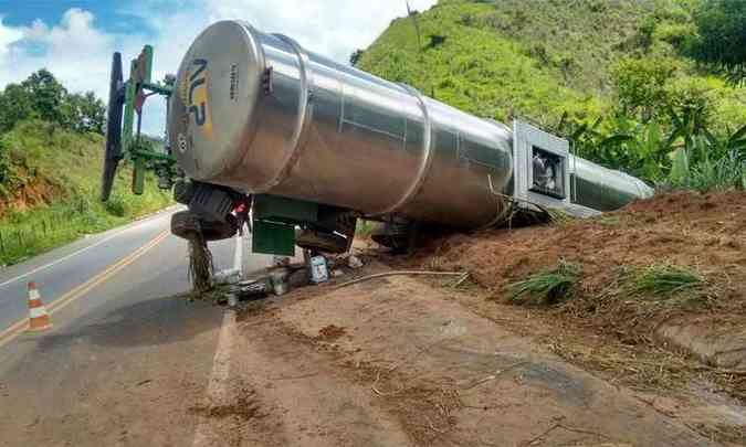 Veculo saiu para fora da pista e tombou na tarde de domingo(foto: PRF/Divulgao)