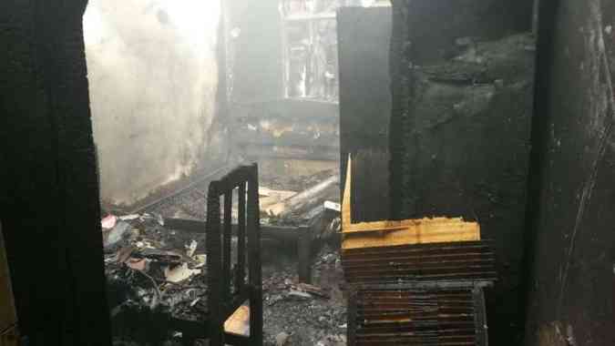Quarto ficou completamente destrudo pelas chamas(foto: Corpo de Bombeiros/Divulgao)