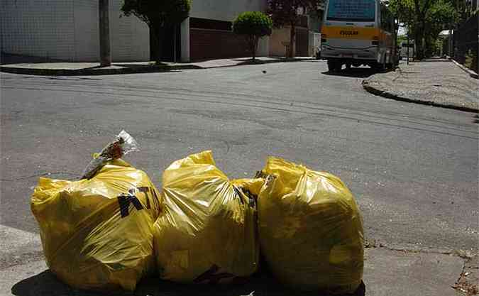 Lixo recolhido pelos garis da SLU deslocados para fazer a limpeza das ruas onde jovens se concentraram(foto: Marcos Michelin/EM/D.A Press)