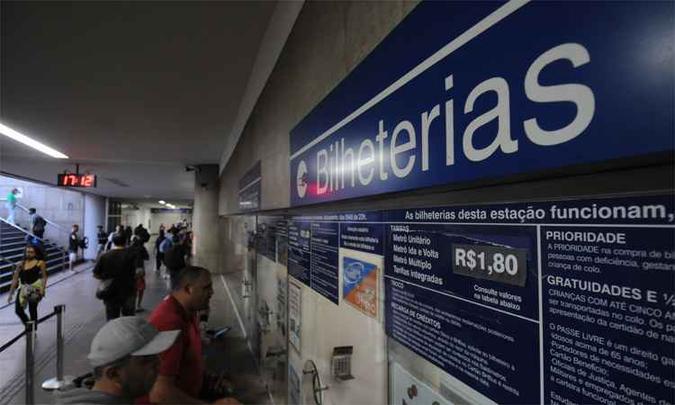 Apenas no meio da manhã de ontem preço mudou nas estações, de acordo com decisão judicial tomada na sexta-feira. À tarde ainda havia problemas no sistema integrado aos ônibus (foto: Leandro Couri/EM/DA Press) Apenas no meio da manhã de ontem preço mudou nas estações, de acordo com decisão judicial tomada na sexta-feira. À tarde ainda havia problemas no sistema integrado aos ônibus (foto: Leandro Couri/EM/DA Press)