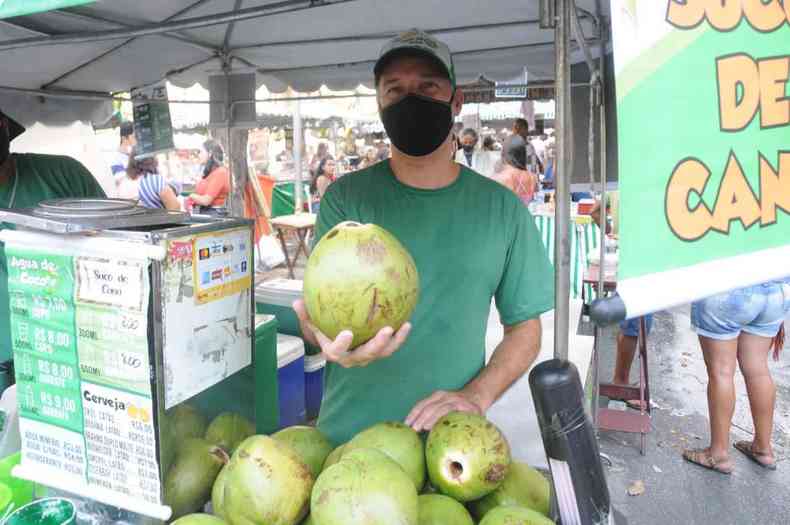 Reginaldo de Abreu, de 48, s no vendeu mais coco porque o estoque da fruta acabou