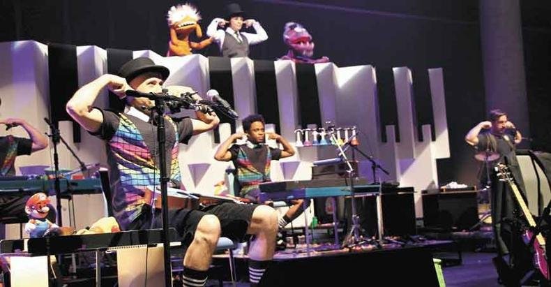 M�sicos e bonecos compartilham o palco (foto: Dudi Polonis/divulga��o)