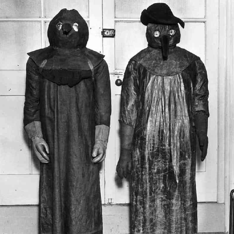 A vestimenta para se salvar da peste negra, exposta em um museu de Londres(foto: Getty Images)