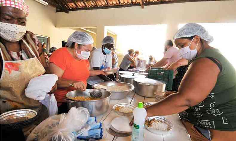 Uma cozinha industrial foi montada para o preparo de marmitas para trabalhadores e atingidos que no tm mais condies de cozinhar(foto: Ramon Lisboa/EM/D.A Press)