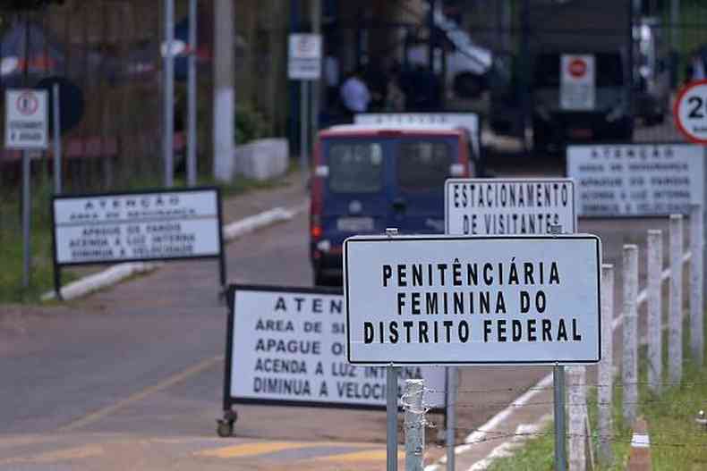 Placas na entrada de presdio