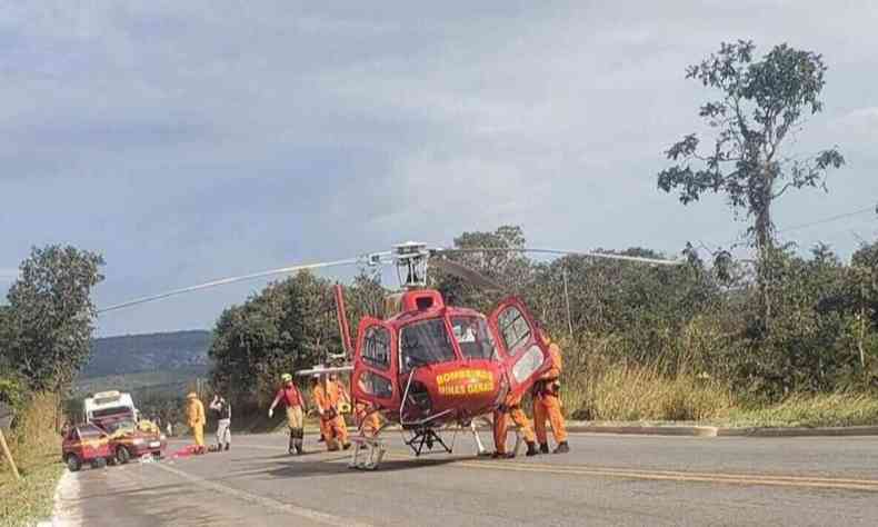 Helicptero e viaturas do Corpo de Bombeiros participam do resgate