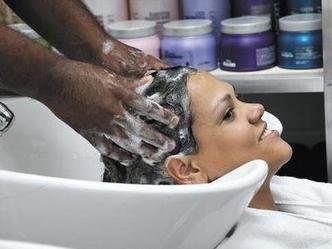 Andr�ia Torres aproveita a hora do almo�o para hidratar o cabelo(foto: Beto Novaes/EM/D.A Press)