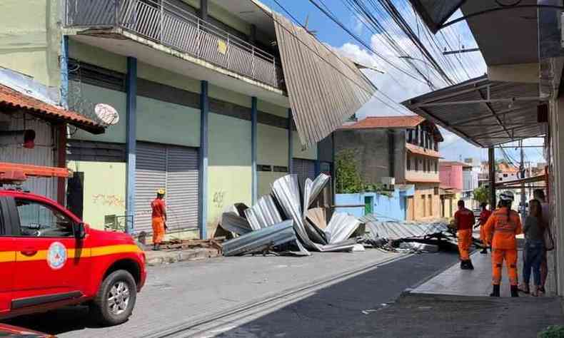 Telhado se soltou e bloqueou o acesso  rua Upinduara, em Contagem (foto: Jorge Lopes/EM/D.A/Press)
