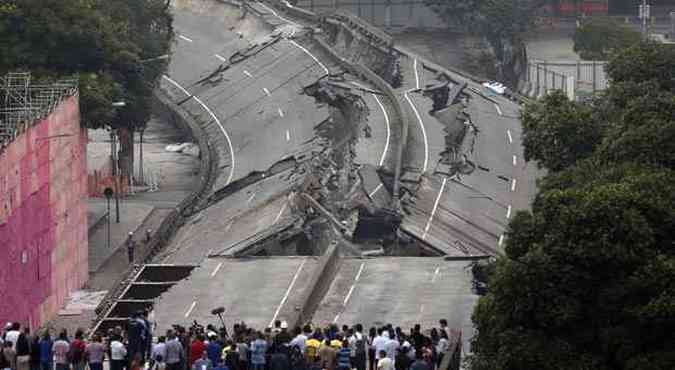 Trecho do viaduto perimetral logo aps imploso no domingo, 20 de abril(foto: Ricardo Moraes/Reuters)