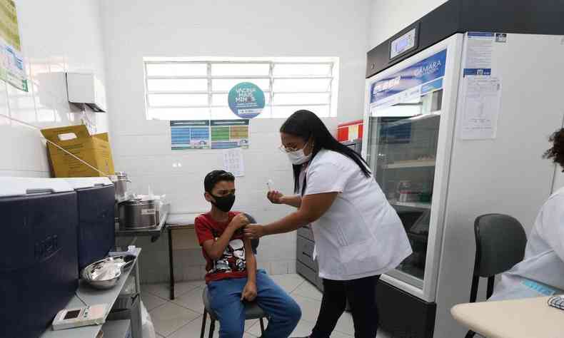Imagem de uma criana sendo vacinada contra o HPV
