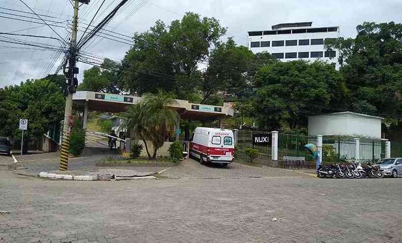 Triste rotina no Hospital Bom Samaritano: ambulncias entrando na unidade mdica da Vila Isa, que est com seus 28 leitos UTI COVID-19 ocupados(foto: Tim Filho)