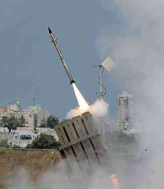 Sistema antimsseis Domo de Ferro dispara contra foguetes lanados por militantes da Faixa de Gaza em direo ao Sul de Israel(foto: DAVID BUIMOVITCH/afp )