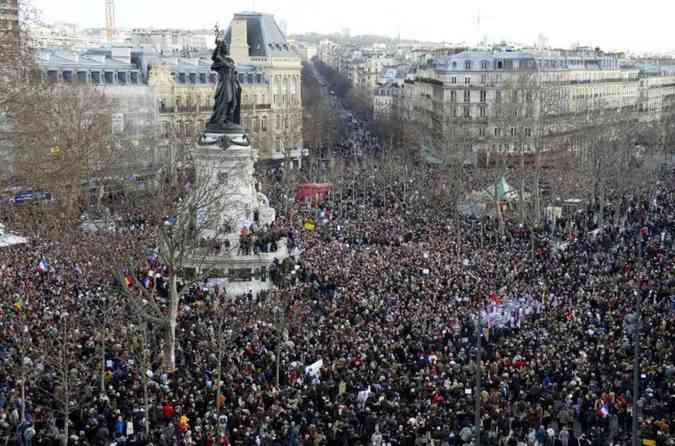 A marcha contra o terrorismo na Frana comeou por volta de 12h30 (14h30 no horrio local) pelas ruas de Paris. A estimativa  que mais de 1 milho de pessoas participem dos atos de solidariedade as vtimas dos atentados terroristas nos ltimos dias no pas. Cerca de 40 chefes de Estado participaram do atoAFP PHOTO