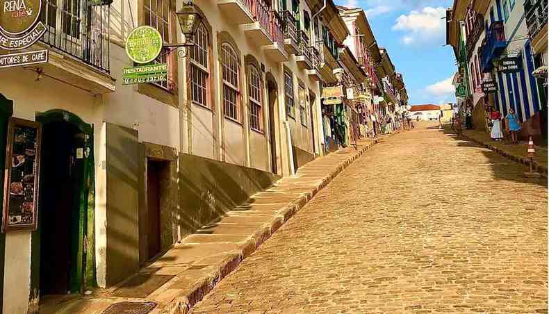 Rua Direita, em Ouro Preto, liberada aps obras