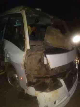 O veculo ficou parcialmente destrudo(foto: Divulgao Whatsapp)