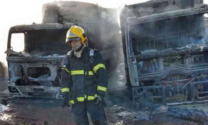 Bombeiros conseguiram apagar o fogo, mas caminhes foram completamente destrudos(foto: Corpo de Bombeiros/Divulgao)