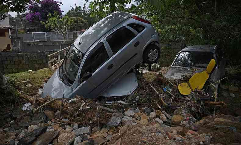 Carros destrudos em Petrpolis