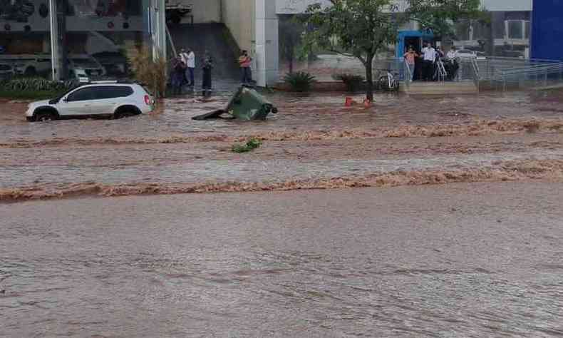 Mais uma vez avenida Rondon Pacheco ficou inundada(foto: Vincius Lemos)