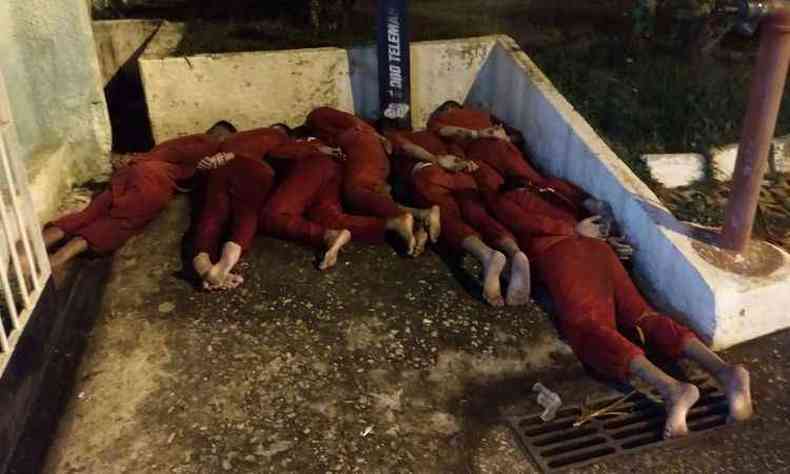 Segundo a Seap, os sete detentos foram interceptados quando desciam a muralhara do anexo(foto: Reproduo?Whatsapp)