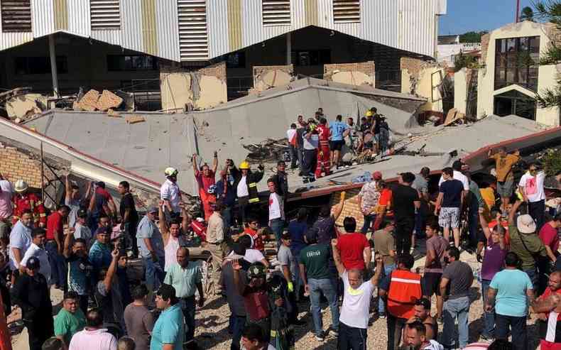 Defesa Civil e Bombeiros trabalham para retirar dos escombros vtimas do desabamento de teto da igreja