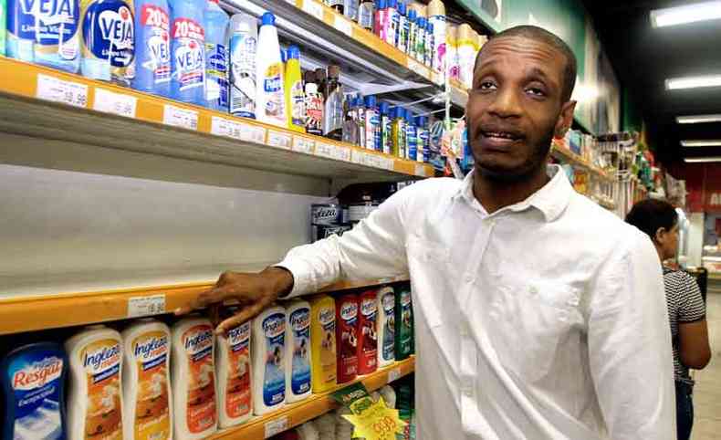 Thiago Rogrio, gerente de supermercado, diz que lcool em gel desaparece das prateleiras em instantes. Em vrias lojas, consumidores s acharam verso lquida(foto: Jair Amara/EM/DA Press)