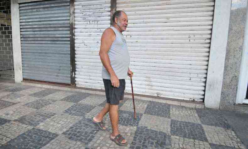O aposentado Ilacir Dos Santos foi ao centro da cidade para consertar o celular(foto: Alexandre Guzanshe/EM/D.A Press)