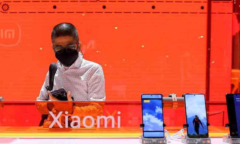 Um visitante olha como telefones no estande da Xiaomi no dia de abertura do MWC (Mobile World Congress) em Barcelona, %u200B%u200Bem 28 de fevereiro de 2022