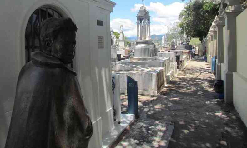 esttua de Gabriela em frente ao seu tmulo