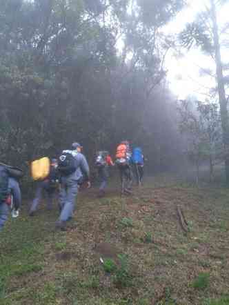 Equipes de resgate enfrentaram matas, montanhas, chuva e neblina densa para resgatar a dupla
